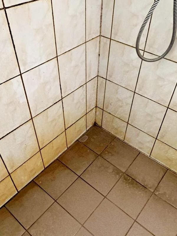 Koupelna před úklidem