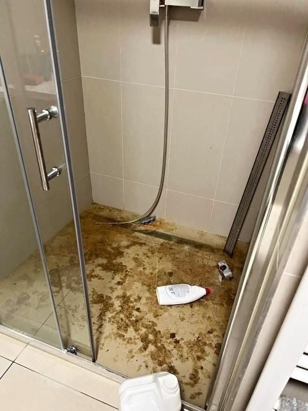 Sprchový kout před úklidem